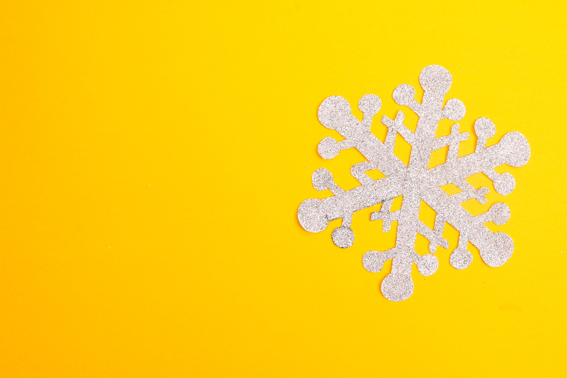 Schneeflocke auf gelbem Hintergrund